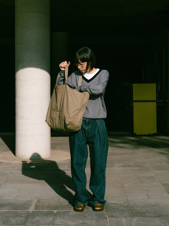 Loose Fit Pin-tuck Denim Pants - Mid Indigo | A2 (L)