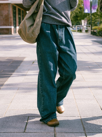 Loose Fit Pin-tuck Denim Pants (Mid Indigo)