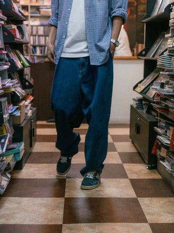 Loose Fit Pin-tuck Denim Pants - Mid Indigo | A2 (L)