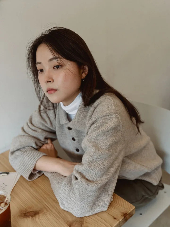 

A beige knit and white turtleneck for a lingering café afternoon — 4